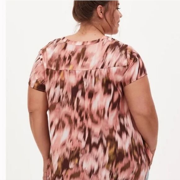 Torrid Water Color Print Georgette Hi-Low Short Sleeve Blouse - Picture 2 of 10